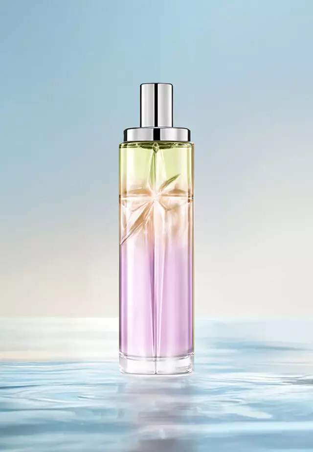 Recette de superposition Sweet Kiss Starlicious : flacon élancé avec dégradé lavande, ambre et vert clair sur fond bleu tendre. Fragrance lumineuse et fruitée avec une touche gourmande ; 3 vaporisations de Berry Licorice, 2 de Pineapple Musk, 1 de Pistachio Praline.