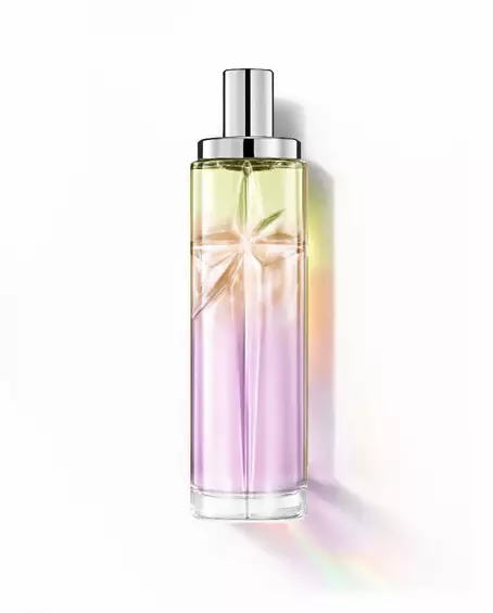 Sweet Kiss : flacon élancé avec dégradé lavande, ambre et vert clair sur fond blanc.
