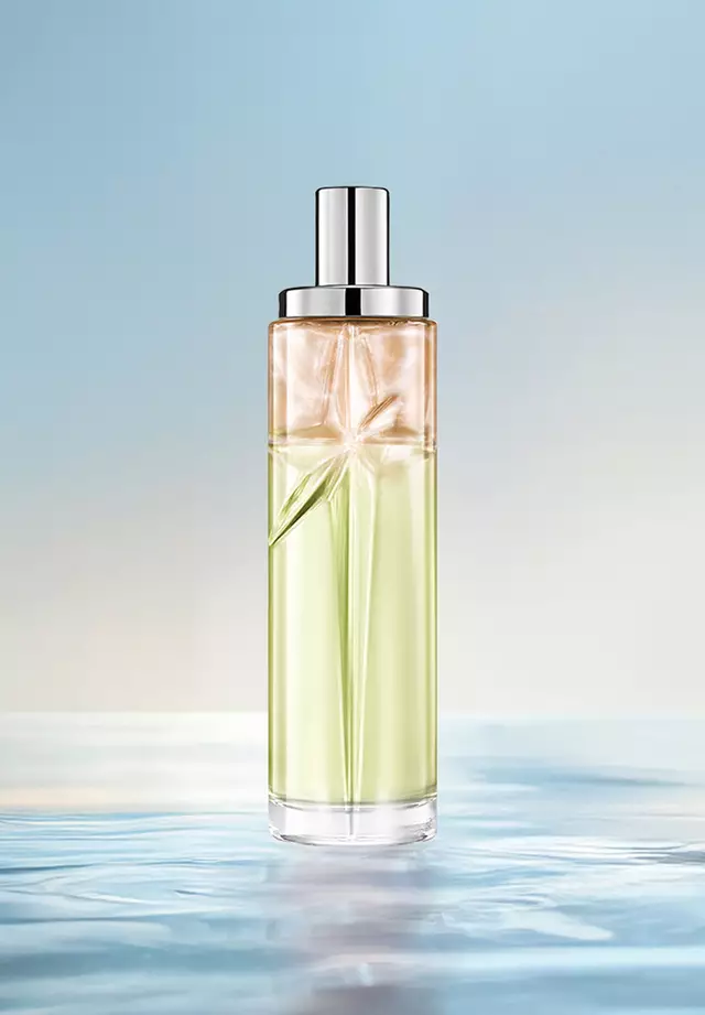 Recette de superposition Starlicious Creamy Delight : flacon élancé avec dégradé vert et ambre sur l’eau, sur un fond bleu doux. Parfum chaud, aux notes de noix, onctueux et légèrement sucré : 2 pulvérisations de Pistachio Praline, 1 de Pineapple Musk.