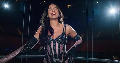 Dua Lipa porte un look Mugler sur mesure pour Vogue US