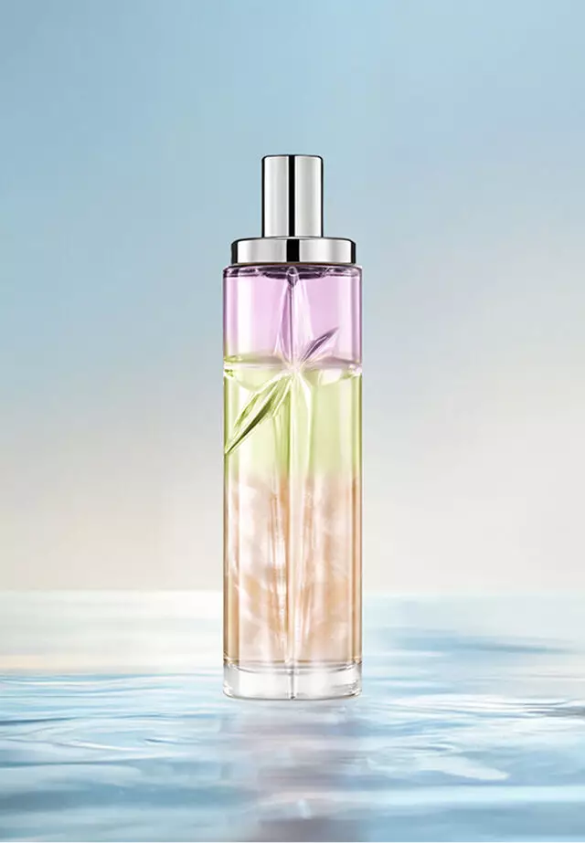 Recette de superposition Starlicious Yummy Swirl : flacon élancé avec dégradé violet, vert et orange sur l’eau, sur un fond bleu tendre. Fragrance onctueuse, tropicale, aux notes subtiles de noix avec une touche de baie ; 2 pulvérisations de Pineapple Musk, 1 de Pistachio Praline, 1 de Berry Licorice.