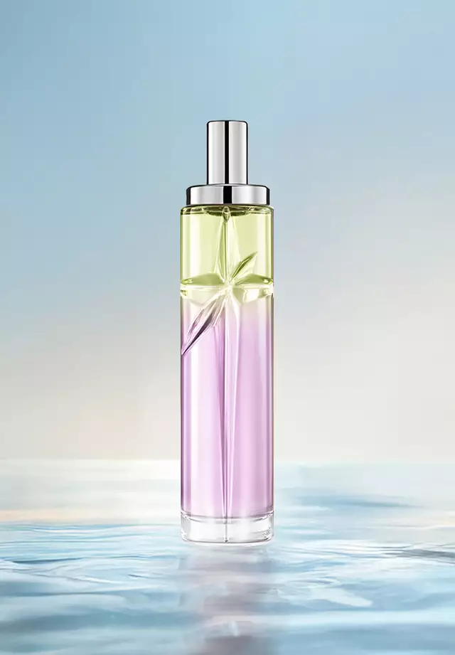 Recette de superposition Gourmet Berry Starlicious : flacon élancé avec dégradé vert clair et rose sur de l’eau ondulée sur fond bleu doux. Fragrance acidulée, sucrée et juteuse avec des notes noisette sucrées ; 3 pulvérisations de Berry Licorice, 1 de Pistachio Praline.