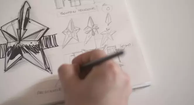 Mugler dessinant le flacon