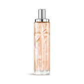 Le nouveau packshot Starlicious Pineapple Musk, un flacon transparent rempli d’un liquide ambre scintillant qui capture la lumière estivale dans une étoile filante sculptée, dont les facettes brillent sous un élégant capuchon argenté.