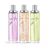 Visuel du coffret de superposition Starlicious The Yummy Swirl avec Berry Licorice, Pineapple Musk et Pistachio Praline, des flacons en verre avec une étoile filante sculptée, dont les facettes brillent sous un élégant capuchon argenté.