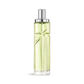 Le packshot du nouveau Starlicious Pistachio Praline, un flacon transparent rempli d’un liquide vert pâle qui capture la lumière estivale dans une étoile filante sculptée, dont les facettes brillent sous un élégant bouchon argenté.